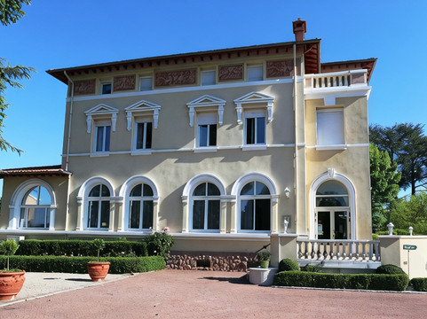 Chazelles-sur-Lyon酒店住宿-Logis Hôtel le Château Blanchard