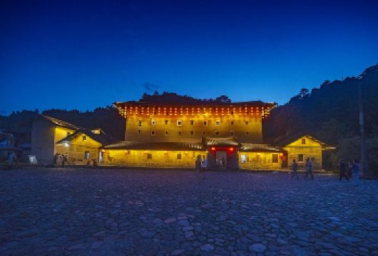 南靖云水谣古镇+和贵楼+怀远楼包车一日游【[本地旅行社资质齐全]天天发团，自有车队，客家专业司机10年驾龄经验】