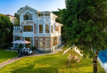 清远美林湖翠山湖7房12床泳池温泉别墅+KTV+桌球+烧烤【别墅内带23米大泳池+独立KTV+桌球+投影会议室+麻将+烧烤，配套800平大草坪可足球️羽毛球等】