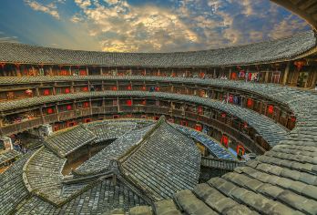 南靖云水谣古镇+福建土楼(南靖)景区一日游【6人小团可选】【[35人优享团可选]第7代头等舱豪华车，2+1超大空间+水立方顶+可调节皮座椅，高速直达畅享旅行。】