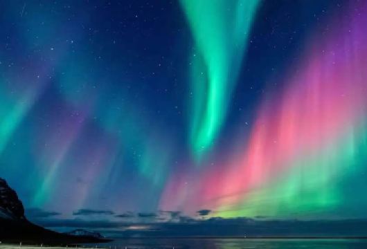 冰岛北极光+哈尔格林姆教堂+冰岛国家博物馆+熔岩秀一日游【历史深度 + 梦幻景观” 双主题联动，一天内实现 “厚重历史” 与 “浪漫美学” 的双重体验】