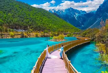 丽江玉龙雪山景区【牦牛坪+蓝月谷+印象丽江】一日游、可选日照【品质线路，旅游套餐玉龙雪山牦牛坪中索道一日游，用车无缝接送、为您带来舒适的旅行体验。】