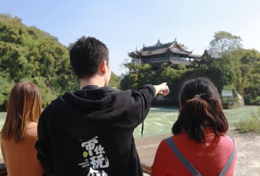 “bikego&大咖说”熊猫谷+都江堰一日游·6人团·含门票【[双重体验]不只是逛景点，我们给您一整天有好故事听的人文之旅，为您高效解锁国宝熊猫和古人智慧都江堰。】
