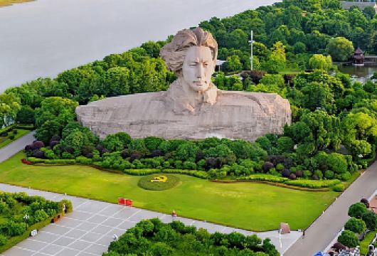 橘子洲景区【猩咖说|私家团|1.5H精讲|含门票观光车】【[大咖讲解]语音导览再智能，比不上猩咖老师的幽默风趣，拒绝瞎逛，追寻深度体验。】