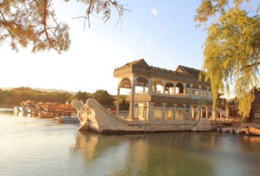 北京颐和园一日游，经典路线，省时省力。【英文服务，北京顶级导游带您深入探索颐和园的历史文化。 经典路线高效串联，一网打尽所有亮点 深度讲解与文化沉浸相结合——超越浅层游览的体验】