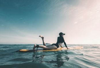 石梅湾冲浪 专业教练教学0基础可玩＋冲浪服＋冲浪板 赠送拍摄【[装备齐全]提供冲浪板、冲浪服、防晒泥、 淋浴等，一价全包 赠送拍摄 没有任何二次收费】