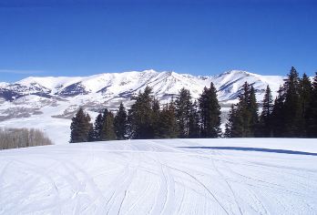 黄冈桃花冲滑雪场一日游【激情滑雪】【不同的雪道，能够满足不同层次滑雪爱好者的需求】