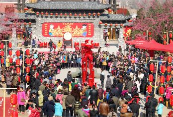 万岁山武侠城一日游【长治出发】【观大型马战表演-沉浸式实景演出，大型实景剧本杀上百场演出全天不间断走到哪演到哪】
