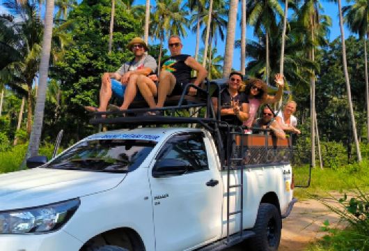 苏梅岛4X4越野车环岛探险之旅：信他和信亚+纳芒瀑布一日游【乘坐越野车出行在丛林里尽情撒欢，翻山越岭超刺激】