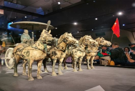 【8人小团】兵马俑+华清宫+驼铃传奇/千古情/长恨歌一日游【[出行无忧]晚出发睡到自然醒，西安三环内上门接送，自营车队统一管理，车况好保险全安全有保障！】