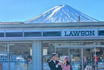 日本东京富士山盛景一日游【9人精品团|上门接送|中文导游】【[一天打卡6大热门景点]山中湖&日川时计店&罗森便利店&金鸟居&大石公园&网红公园】