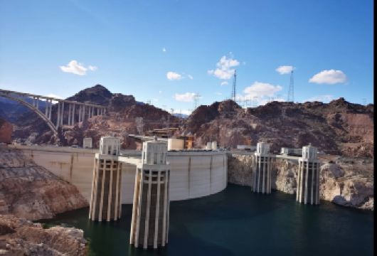 胡佛水坝+七彩巨石阵+胡佛水坝博物馆半日游【13人精品小团】【此行程融合了人文历史、野生动物、艺术装置和标志性风景，适合寻求在拉斯以外享受轻松而全面体验的旅客！】