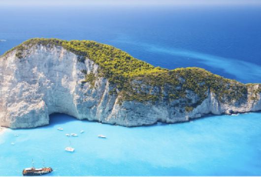 希腊扎金索斯｜打卡网红沉船湾&旅拍圣地&《太阳的后裔》取景地【作为世界著名的“沉船湾”，这片海滩以其白沙滩和湛蓝海水而闻名。被悬崖环绕，船只残骸孤独地停靠在沙滩上】