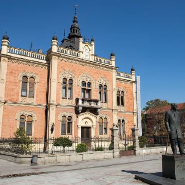 塞尔维亚 诺维萨德+彼得罗瓦拉丁堡垒一日游 北部亮点红酒小镇