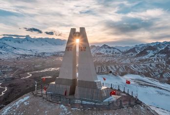新疆喀什+西极时光景区+天山昆仑山交汇一日，6人拼小团纯玩【[套餐多选]：七座商务、6人内拼小团纯玩，1人起订，天天发，上门接送，含景区门票、保险】