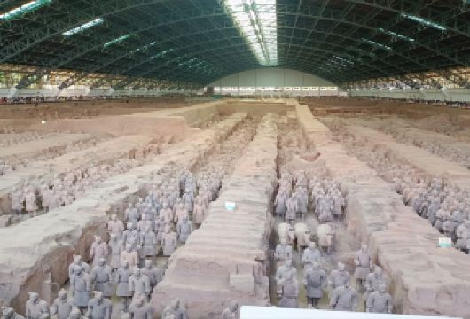 兵马俑+手作秦俑+西安千古情一日游【8人VIP小团+上门接】【[精致小团]亲子游/情侣游/闺蜜游，出发时间自由，睡到自然醒，专职司机带您游玩；】