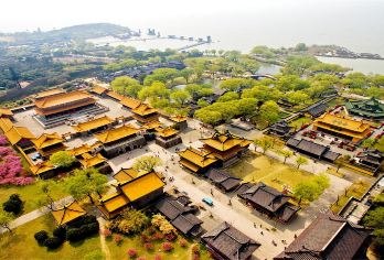 无锡太湖鼋头渚+三国城+水浒城一日游【常州出发&精选纯玩】【服务保障：本地专职导游讲解，带您畅游锡城，体验“三分看、七分听”的魅力，赏太湖湖泊风光！】