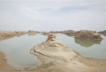 察尔汗盐湖+乌素特水上雅丹+雅丹地貌一日游【多套餐可选】【“上帝打翻了苹果汁”—这就是察尔汗盐湖】