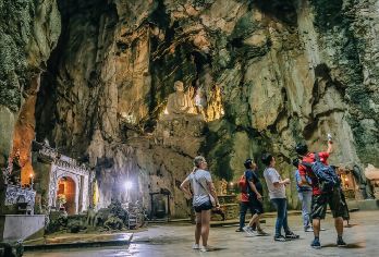 岘港市私人游览与特色体验【探索城市的所有地标，从大理石山、佛像到龙桥、粉红教堂等等…… 通过不同的方式深入了解您与我们一起到达的每个目的地的当地文化、习惯、生活方式…… 用美味的当地面条来补充能量，以了解更多其他大型旅游无法提供的当地美食。】