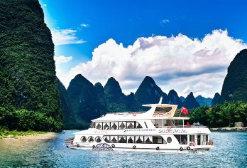 漓江四星标识游轮+竹筏两种体验，满足您对桂林山水的一切幻想！【漓江四星标识游轮 · 甲板360°无死角赏漓江风景+兴坪三千漓竹筏 · 与桂林山水亲密接触的竹筏体验】