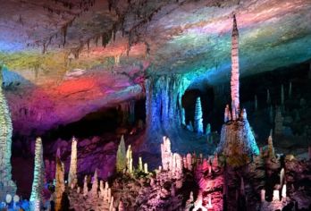 张家界玻璃桥大峡谷景区+黄龙洞 一日游【专享VIP私家团】【[精选景点]精选张家界两大精华景点—上午体验玻璃桥的惊险刺激，下午探索喀斯特溶洞奇观。】