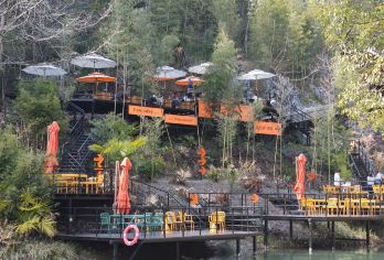 富阳通天飞瀑，琴溪香谷网红打卡瀑布咖啡馆一日【通天飞瀑景区由山、洞、水、林、石组成，自然生态丰姿华丽，而且有仙水、仙草、仙风、仙气的神秘】