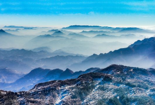 恩施绿葱坡滑雪场一日游【赠旅游险、含滑雪三件套】+可升级小团【专业的高、中、初级滑道，场地开阔，体会真正的高山滑雪】