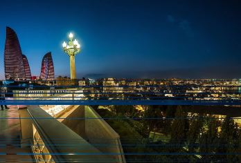 巴库夜游团【探索夜幕降临后的巴库宁静魅力。欣赏灯光璀璨的地标建筑，例如火焰塔和盖达尔·阿利耶夫中心。 在高地公园欣赏全景，这里是城市中的一片宁静绿洲。】