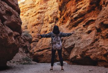 马蹄寺+平山湖一日游【6人团/上门接送+近赏祁连+峡谷穿越】【[不错的6人小团]不拼入本地大巴团，人少团小，市区上门接送，张掖西附近接送，告别集合等待！】
