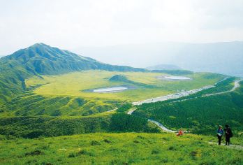 日本熊本县阿苏市草千里+阿苏中岳火山口+白川水源+高千穗峡【火山烟云在草海尽头蒸腾，清泉脉搏于神峡裂谷奔涌，一日跨越地心炽热与神话清凉，触摸九州原始的生命棱角。】