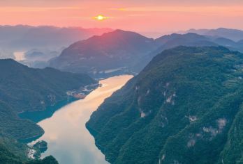 宜昌清江画廊一日跟团游【（A线）圣境游】【[山水秘境]乘仿古画航船行碧波上，人在画中游，登武落钟离山俯瞰清江，探访巴人发祥地的远古传说!】