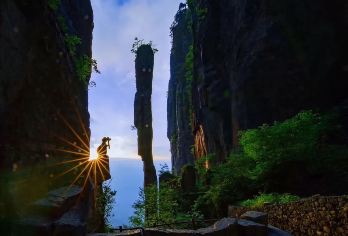 恩施大峡谷一日游2至8人私家团含七星寨云龙地缝景交车小火车【[VIP小团]专车上门接送，舒适车型当地司机】