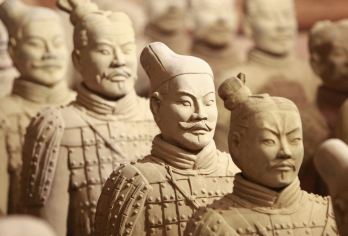 兵马俑+华清宫一日游【15人奔驰团|/长恨歌/千古情/驼铃】【[Mini小团]兵马俑华清宫◆可选15人奔驰商务团◆中巴商务小车◆金牌导游◆宣教部专业讲解◆秦风佳宴】