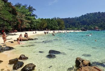 马穆迪岛 浮潜体验 - 丝绸港码头 | 沙巴 亚庇【岛上晶莹剔透的蓝色海水和广阔的绿植环绕，五彩斑斓的鱼儿在水中游动，令人叹为观止。风景如画的海岸线、碧绿的海水和岛屿美景，都非常适合拍照。您可以沐浴在阳光下，在洁白的沙滩上堆沙堡，或是浮潜，寻找美丽的珊瑚和鱼类。】