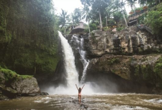 巴厘岛包车——轻松、快捷、舒适地前往您喜爱的目的地【灵活高效的旅行：快速抵达巴厘岛热门景点，定制行程，经验丰富的当地司机，精通路线。舒适与安全：乘坐保养良好、配备舒适设施的车辆，确保您轻松抵达目的地。无缝预订与接送：享受轻松便捷的预订流程和快捷的接送服务，让您的旅行体验从一开始就顺畅无阻。】