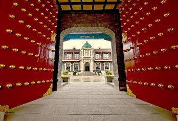 伪满皇宫+长影旧址+净月潭【十佳·导游·耳麦讲解·特色吉菜】【[一直被模仿·从未被超越]起驾--巡游-看御路-观今朝[沉浸式体验]高餐标午餐，逛遍长春，便捷出游。】