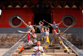 嵩山少林寺+表演+塔林+三皇寨1日游【上门接+可选私家团】【[品牌实力]专注河南地接线路25余年。优选商家，天天发团，不进购物店，只做纯玩高品质；】