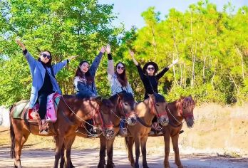 云南丽江拉市海骑马一日游【美泉马场打卡+市区接送+土鸡火锅】【骑马途径纳西古村落，穿越高原原始森林，中途徒步游玩姐妹湖、圣泉源和水源头瀑布】