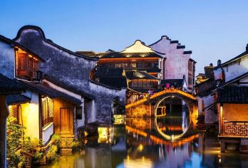 从上海出发的乌镇古镇一日游【白天探索原汁原味的东栅，夜晚欣赏如梦似幻的西栅，体验古今交融的魅力。 漫步于古老的运河，感受居民们依然传统的生活方式，参观茅盾故居和百床博物馆。 白天拍摄“流水上的小桥”，夜晚拍摄灯光璀璨的迷人水道。】