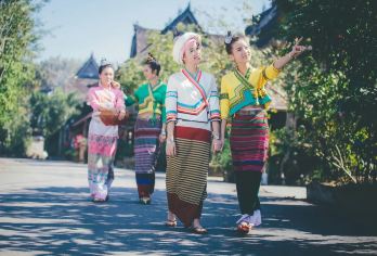 【6人小团】傣族园+勐泐大佛寺一日游丨上门接送丨泼水节狂欢【[优选景点]探秘金塔佛国，做一天“版纳本地人”，从民俗狂欢到心灵净土！ 观百人泼水，登顶俯瞰景洪全景】