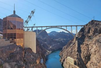 拉斯维加斯大峡谷西峡+胡佛水坝一日游/行程可调-可定制多日游【精选热门景点，高效游玩不走回头路，深度了解文化内涵，贴心服务保障，轻松享受旅程，性价比超高的旅行。】