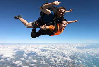 海南三亚海棠湾广场海上跳伞【4000米直升机跳伞+摄像跟拍】【[刺激嗨玩]4000米直升机观光+跳伞摄像跟拍】