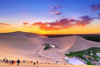 溯敦煌莫高丨驭鸣沙秘境丨聆月牙天籁丨尊享丝路文化盛宴私家团【[莫高窟深度文化体验] 近距离欣赏绝世壁画与雕塑艺术，深度解读千年丝路文化密码】