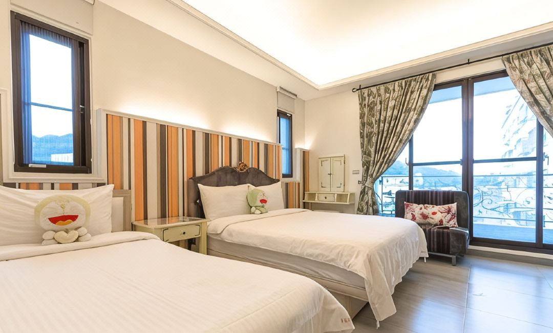Happiness is coming – Pet-Friendly Elevator B&B near Train Station