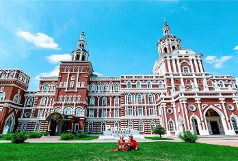 伏尔加庄园+东北卢浮宫哈药六厂+中华巴洛克风情街一日游【服务特色：24小时管家接听您的来电，经验丰富的司机为您保驾护航】