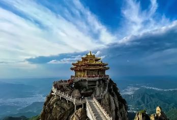 老君山2-8人精品小团/上门接送/直达索道站/跟团一日游【老君山的十里画屏，美得让人窒息。他独特的地质构造，形成了“远眺成林，近观成峰”的罕见奇观，】