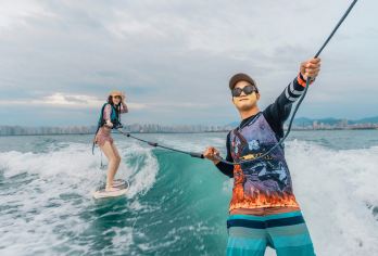 三亚凤凰岛尾波冲浪一日游【明星同款丨轻奢造浪艇丨0基础教学】【[超酷教学体验]三亚尾波冲浪，多船型，刺激体验，进口造浪艇，专业教练教学，0基础教学】