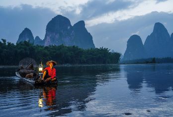 阳朔+遇龙河竹筏漂流+漓江+相公山【8人小团】【[精华景点]漓江第一湾相公山+遇龙河竹筏+兴坪古镇打卡20元人民币背景图】