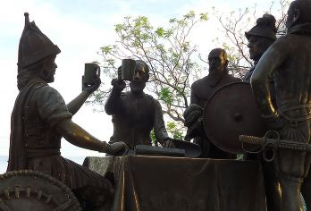 从薄荷岛出发的薄荷岛乡村之旅，包含罗博河游船午餐和双子吊桥。【探索薄荷岛的著名景点，包括标志性的巧克力山。 在郁郁葱葱的绿荫中，邂逅可爱的眼镜猴，参观生机勃勃的蝴蝶保护区。 从双子吊桥上欣赏罗博河的宁静景色。】