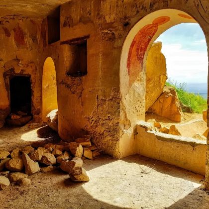 第比利斯出发大卫·加雷贾修道院｜探秘千年洞穴教堂与彩色荒丘